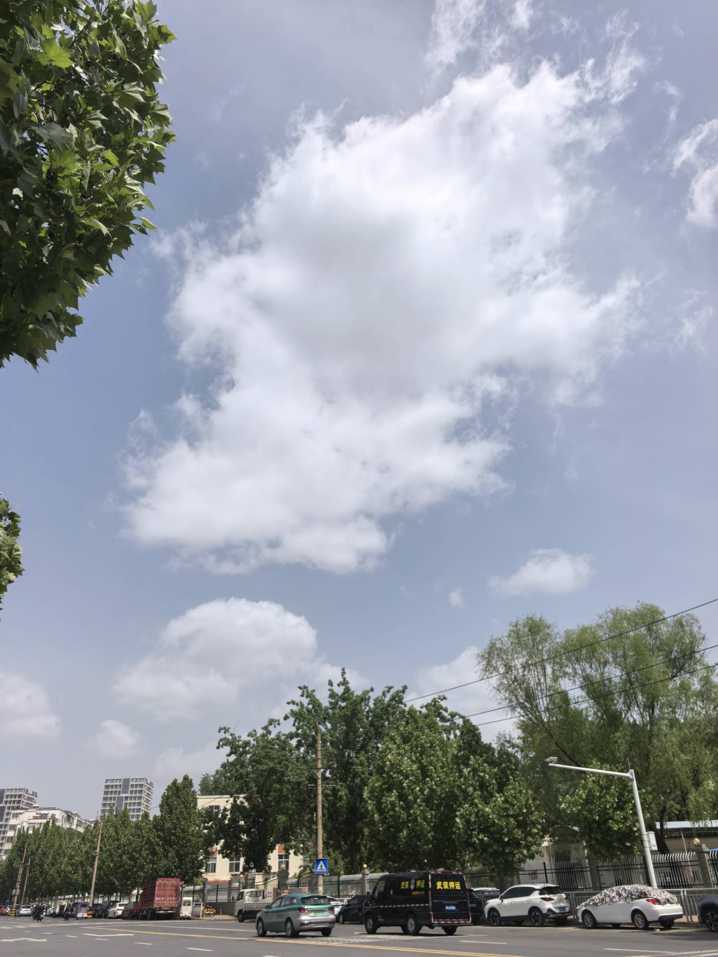 学校门口，随手拍的天空