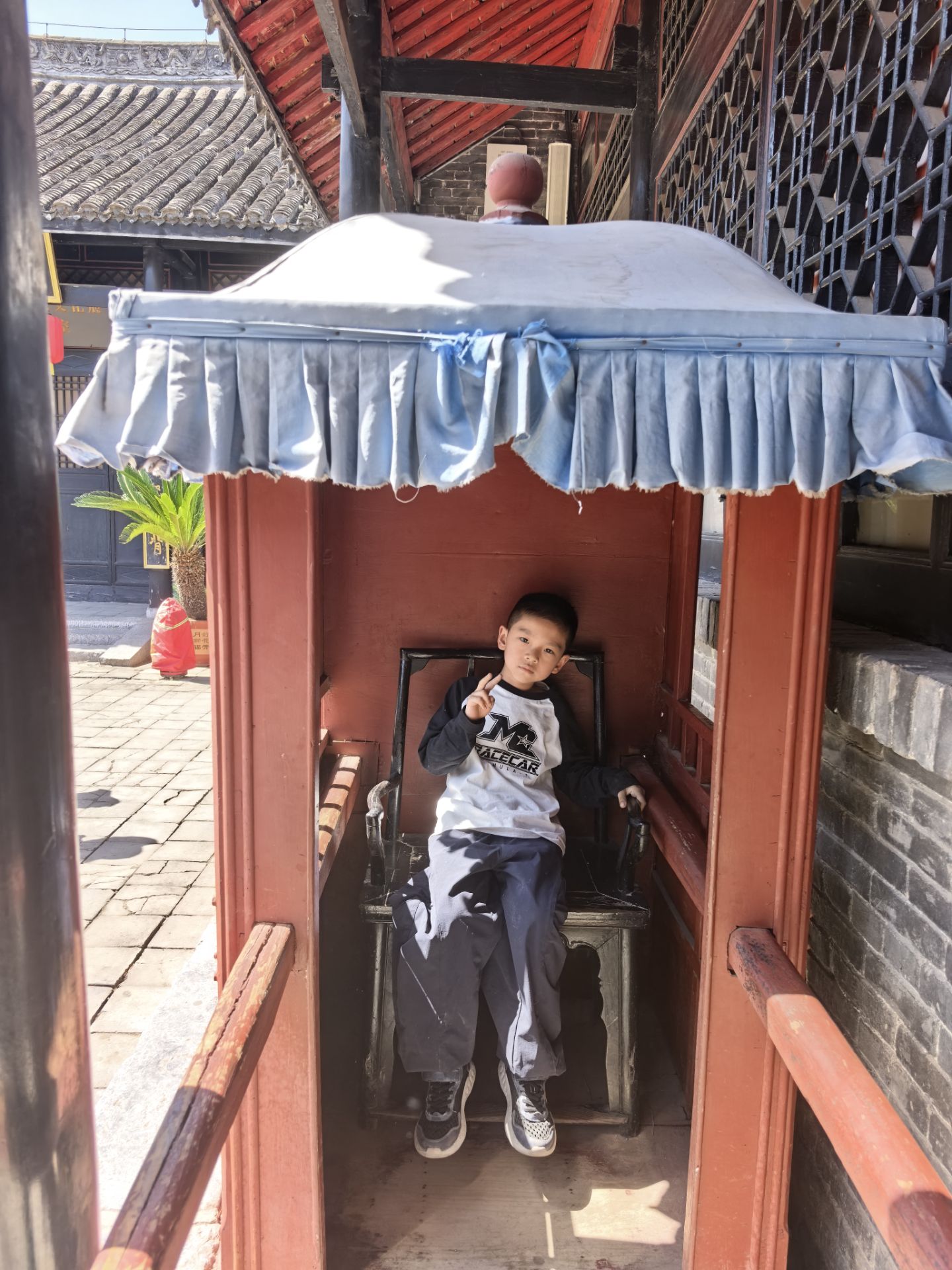承悦坐轿子比剪刀手